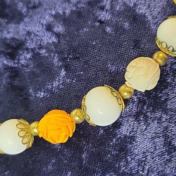 Vintage Choker Necklace With Clip On Earrings, Beads: Wood Floral & Lucite - Picture 4 of 12